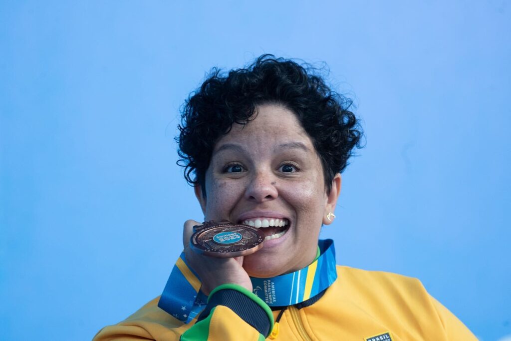 Edênia com a medalha do Parapan de Santiago